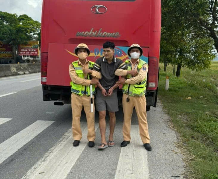 Đối tượng Lê Văn Anh bị bắt giữ khi đang trên đường lẩn trốn - Ảnh Công an Nghệ An. Đối tượng Lê Văn Anh bị bắt giữ khi đang trên đường lẩn trốn - Ảnh Công an Nghệ An.