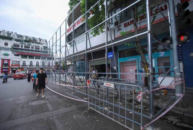 Hà Nội quây rào tiến hành phá dỡ tòa nhà 