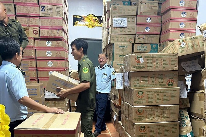 Lực lượng chức năng kiểm tra lô sữa không rõ nguồn gốc tại Long An