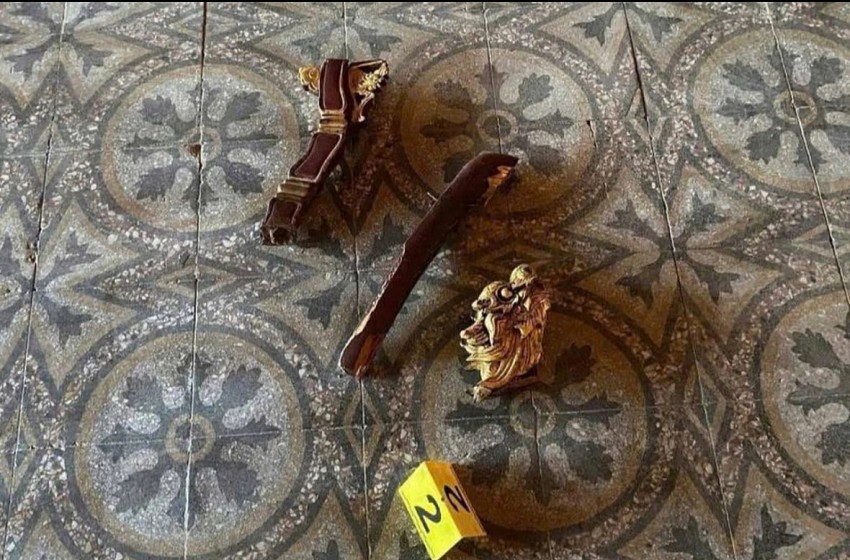 Các mẫu vật được cho là phần tựa tay bên trái của ngai vàng triều Nguyễn bị bẻ gãy