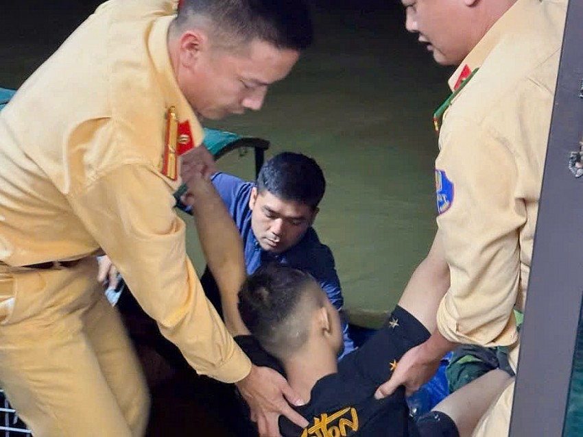 CSGT đưa người bị đuối nước lên thuyền.