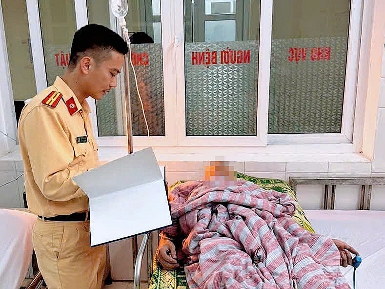 Cán bộ CSGT ở lại bệnh viện, cùng các bác sĩ chăm sóc người bị nạn và liên hệ gia đình.