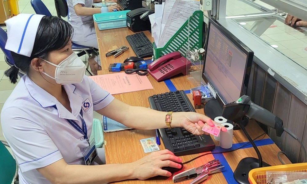 Người dân dùng thẻ BHYT điện tử thay cho thẻ giấy Người dân dùng thẻ BHYT điện tử thay cho thẻ giấy