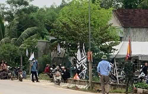 Gia đình làm thủ tụng mai táng cho anh T.