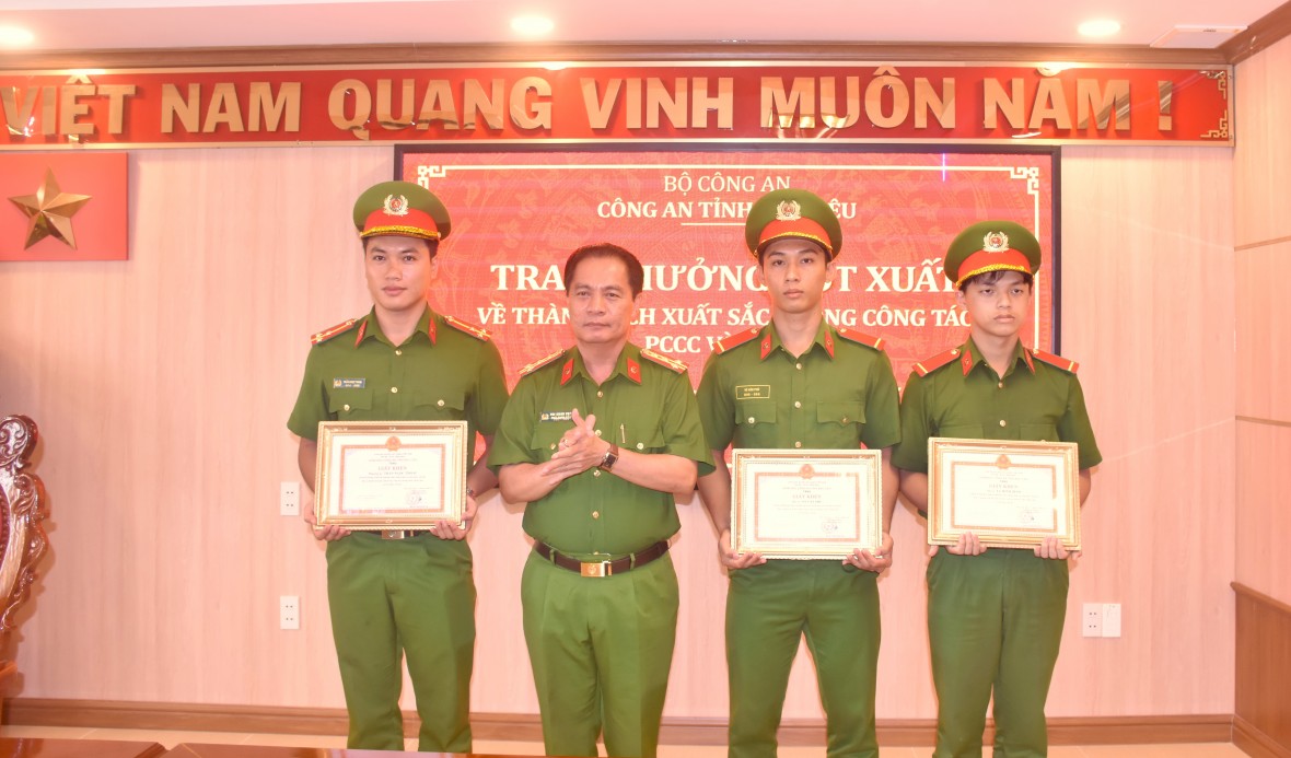 Bạc Liêu: Trao thưởng đột xuất cho tập thể, cá nhân có thành tích trong công tác chữa cháy và cứu nạn, cứu hộ