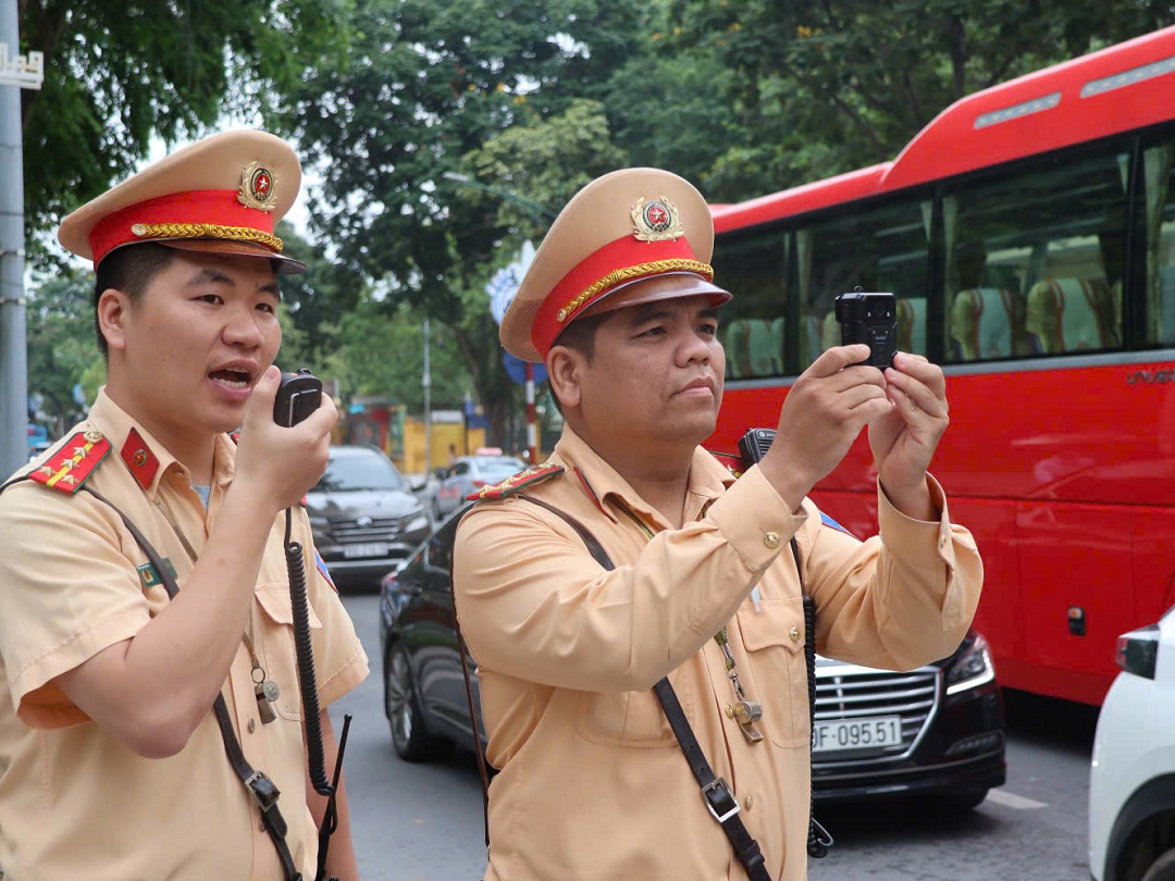 Cán bộ, chiến sỹ sử dụng thiết bị nghiệp vụ để ghi hình vi phạm. Sau khi phát hiện vi phạm, sẽ báo cho tổ công tác dừng xe để xử lý.