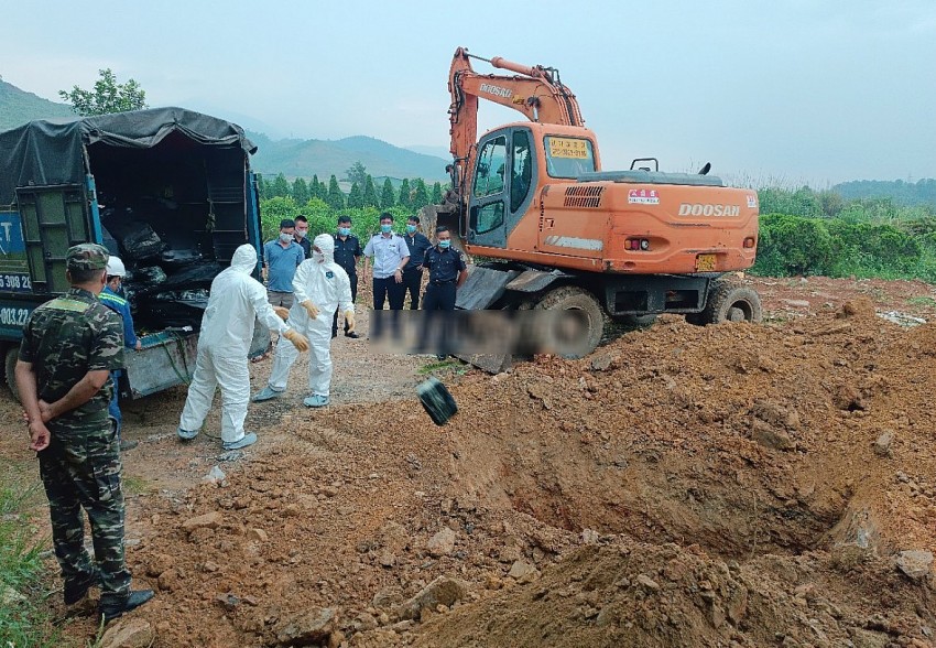 Tiêu hủy hơn 2,5 tấn thực phẩm nhập lậu từ Trung Quốc về Việt Nam