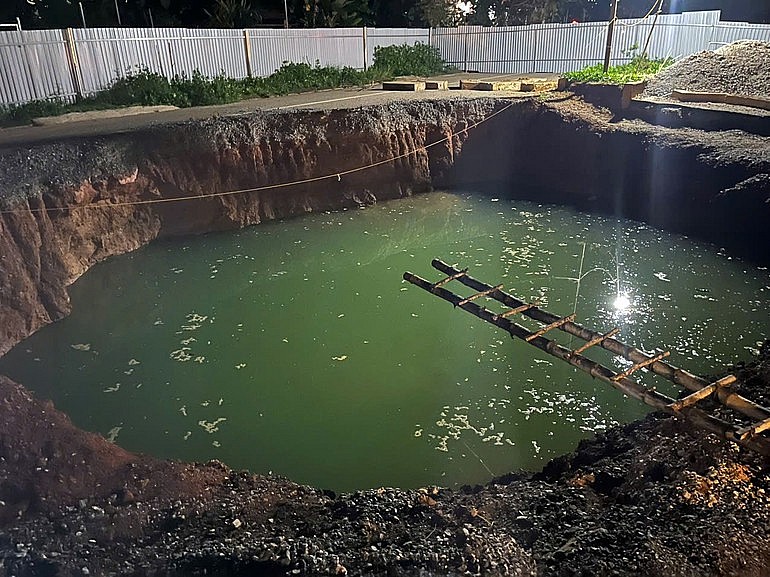 Tìm kiếm người và xe máy nghi rơi xuống hố “tử thần” ở Bắc Kạn