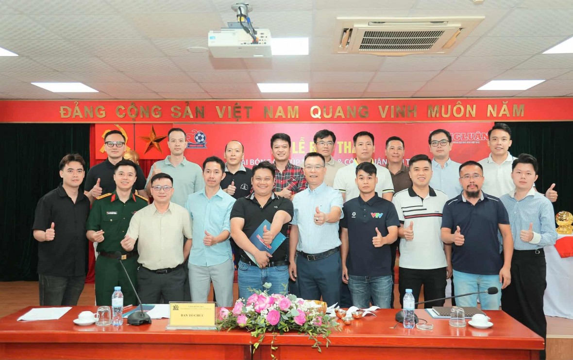 Các đội bóng tham dự lễ bốc thăm chia bảng.