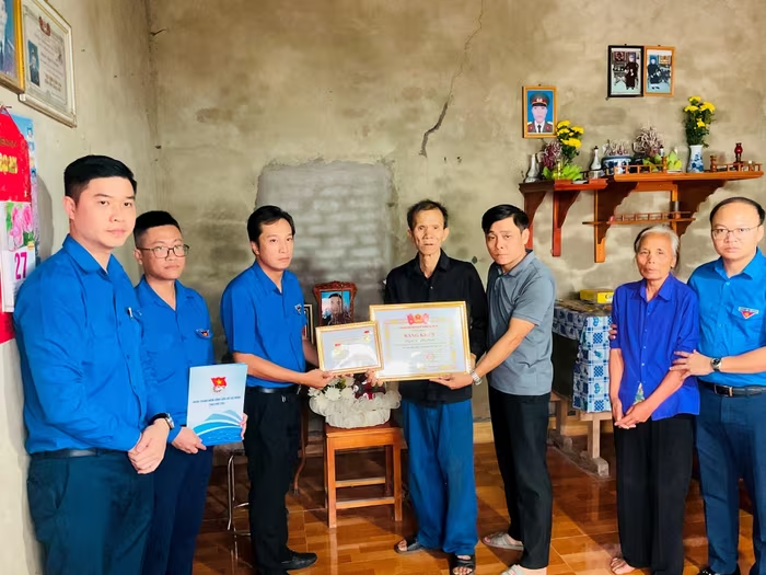 Truy tặng Huy hiệu 