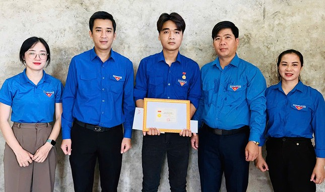 Truy tặng Huy hiệu 