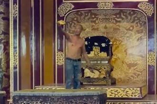 đối tượng Hồ Văn Phương Tâm làm gãy phần tựa phía trước tay bên trái của ngai vua triều Nguyễn. Ảnh chụp màn hình Đối tượng Hồ Văn Phương Tâm làm gãy phần tựa phía trước tay bên trái của ngai vua triều Nguyễn. (Ảnh chụp màn hình)