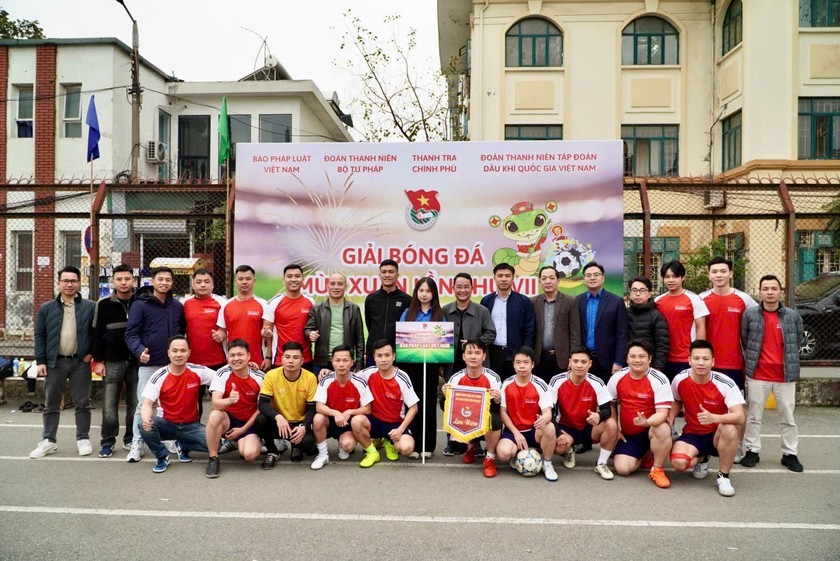 Đội bóng báo Pháp luật Việt Nam.
