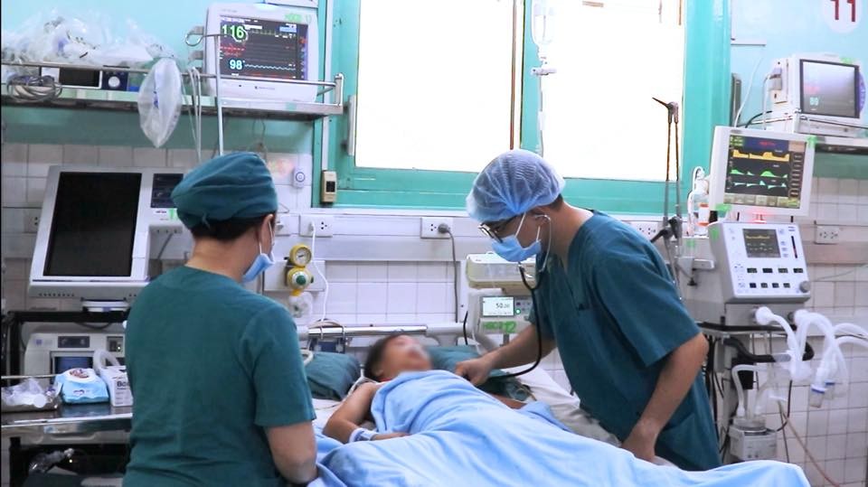 TP HCM: Bệnh nhi 8 tuổi đã qua cơn nguy kịch sau tai nạn bị cuốn vào cửa