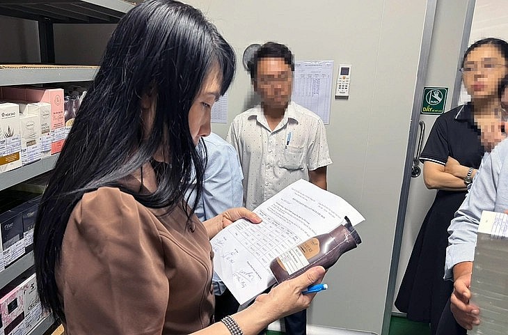 Đoàn kiểm tra kiểm tra các sản phẩm dầu gội Hanayuki trong lô bị thu hồi.