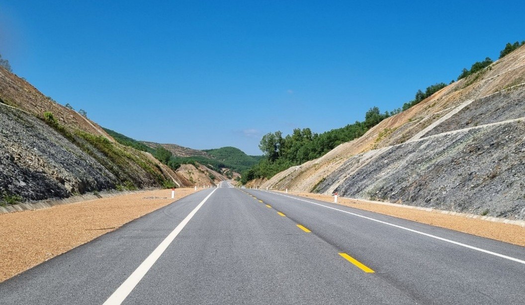 Khởi công mở rộng La Sơn - Hòa Liên: Tăng tốc hạ tầng chiến lược miền Trung Khởi công mở rộng La Sơn - Hòa Liên: Tăng tốc hạ tầng chiến lược miền Trung