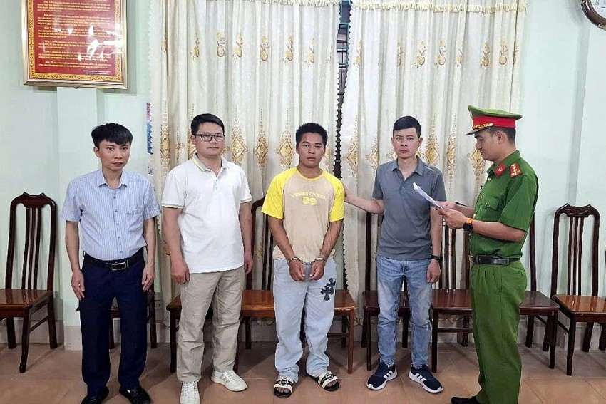 Bắt khẩn cấp gã trai lợi dụng thiếu nữ 15 tuổi say rượu, lẻn vào 