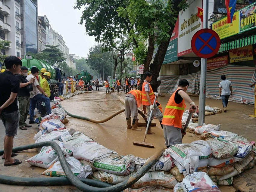 Hà Nội: Nỗ lực khắc phục sự cố bùn đất phun trào trên phố Cát Linh