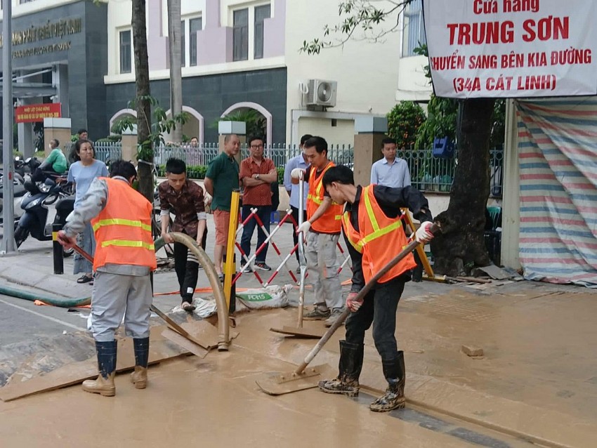 Bùn đất phun trào trên phố Cát Linh