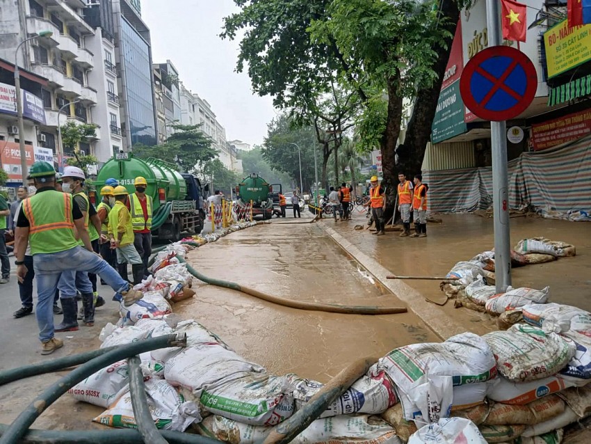 Bùn đất phun trào trên phố Cát Linh