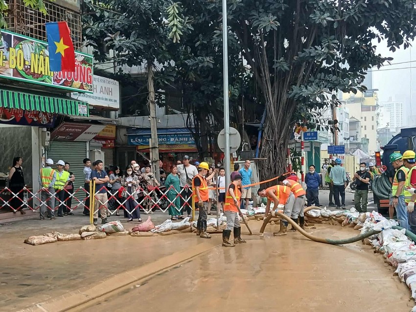 Bùn đất phun trào trên phố Cát Linh