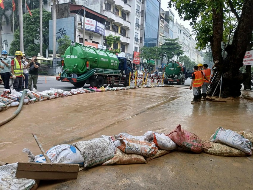 Bùn đất phun trào trên phố Cát Linh