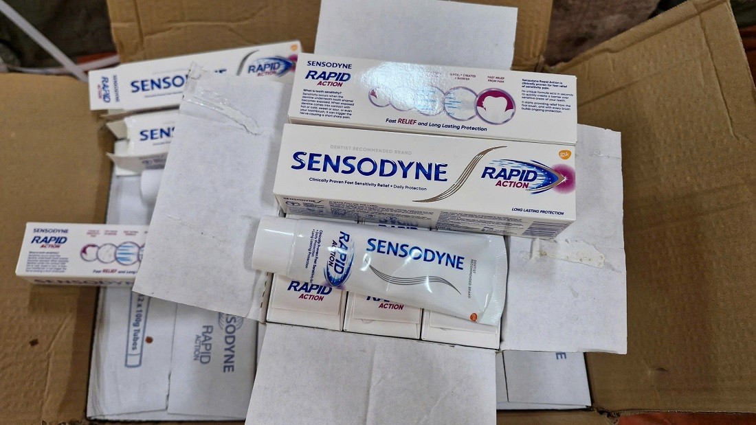 Kem đánh răng, dầu gội, nước xả vải giả mạo các nhãn hiệu - Ảnh Công an Nghệ An.