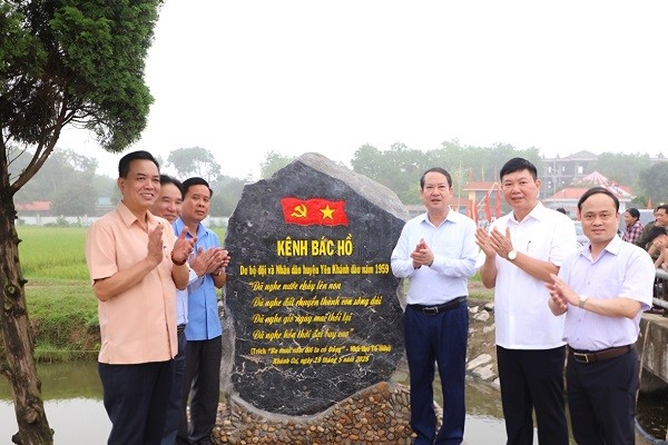 Khánh thành công trình nơi Bác Hồ về thăm, động viên Nhân dân chống hạn tại Cánh đồng Chằm Khánh thành công trình nơi Bác Hồ về thăm, động viên Nhân dân chống hạn tại Cánh đồng Chằm