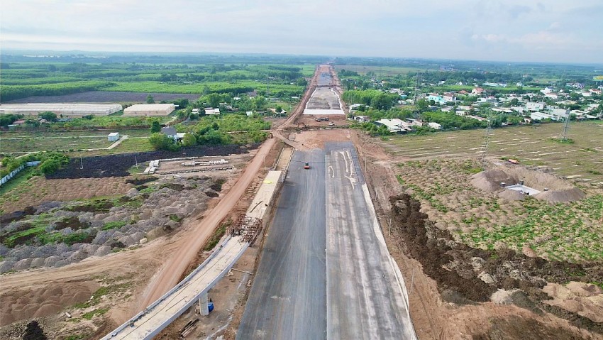 Tăng tốc trên công trường cao tốc qua Long Thành - Đồng Nai