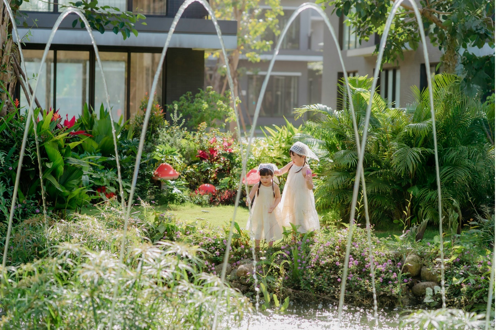 Trẻ học hỏi nhiều điều từ khám phá thiên nhiên