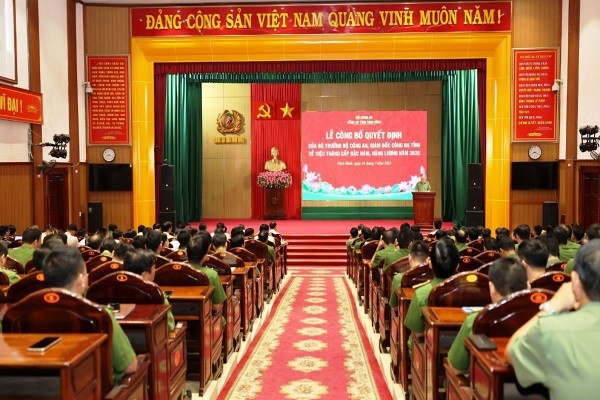 Gần 700 cán bộ, chiến sĩ công an Ninh Bình được thăng cấp bậc hàm, nâng lương