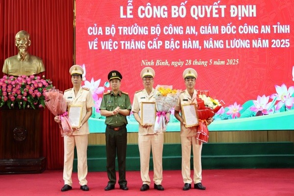 Gần 700 cán bộ, chiến sĩ công an Ninh Bình được thăng cấp bậc hàm, nâng lương