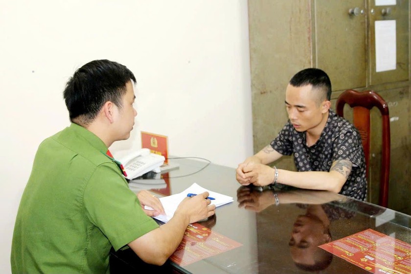 Giả vờ hỏi mua vàng rồi cướp giật để trả nợ