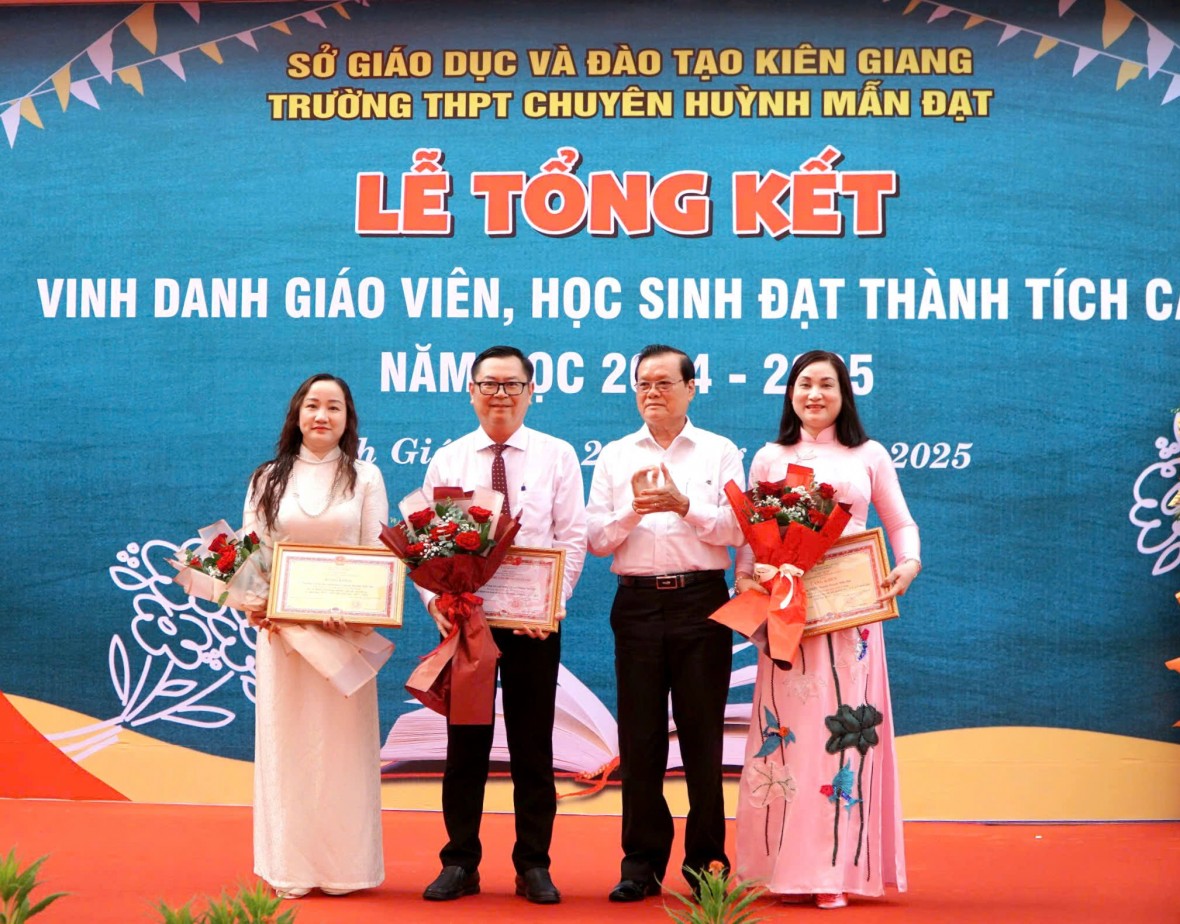 Trường THPT chuyên Huỳnh Mẫn Đạt vinh danh giáo viên, học sinh xuất sắc năm học 2024 - 2025