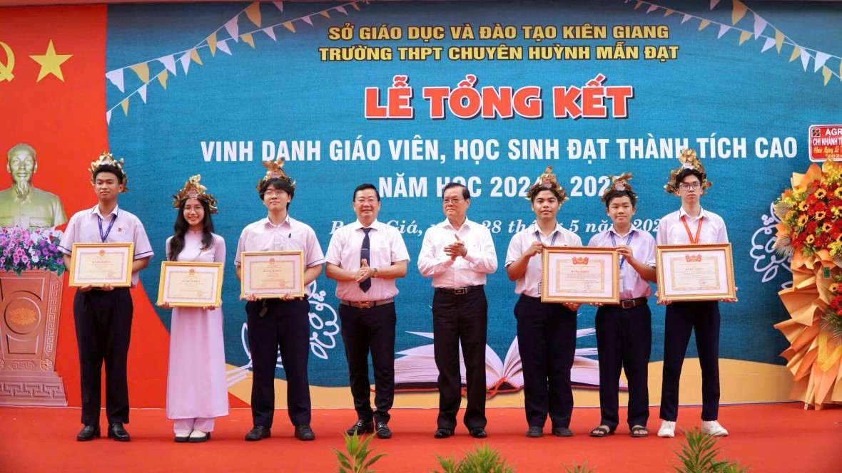 Trường THPT chuyên Huỳnh Mẫn Đạt vinh danh giáo viên, học sinh xuất sắc năm học 2024 - 2025