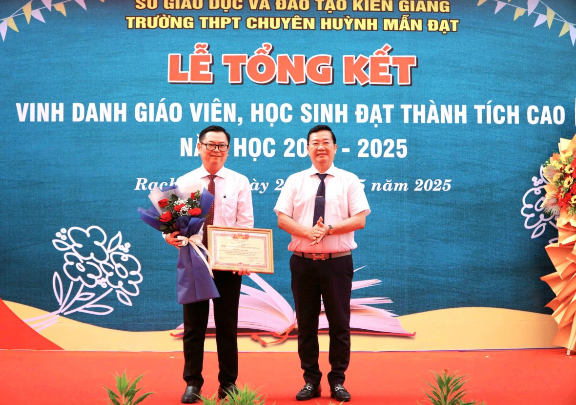Trường THPT chuyên Huỳnh Mẫn Đạt vinh danh giáo viên, học sinh xuất sắc năm học 2024 - 2025