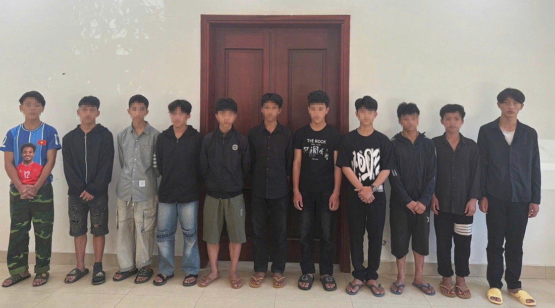 Nhóm đối tượng tại cơ quan CSĐT - Ảnh Công an Nghệ An.