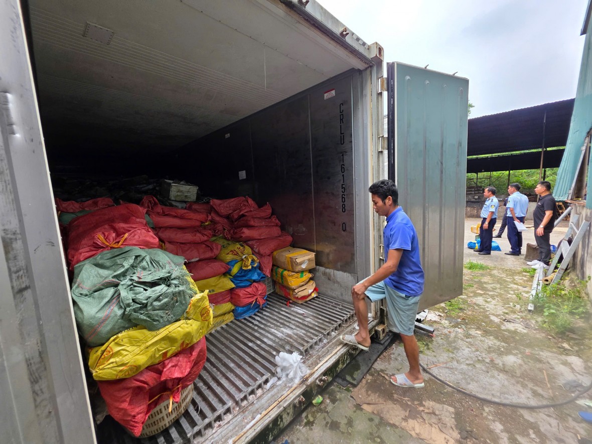 Tạm giữ hơn 25 tấn thực phẩm không rõ nguồn gốc tại kho lạnh ở Móng Cái
