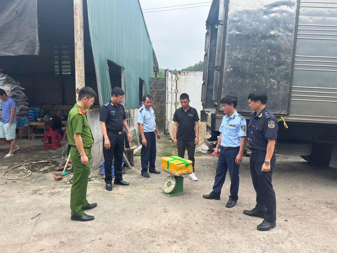 Các lực lượng chức năng tiến hành kiểm đếm hàng hóa Các lực lượng chức năng tiến hành kiểm đếm hàng hóa