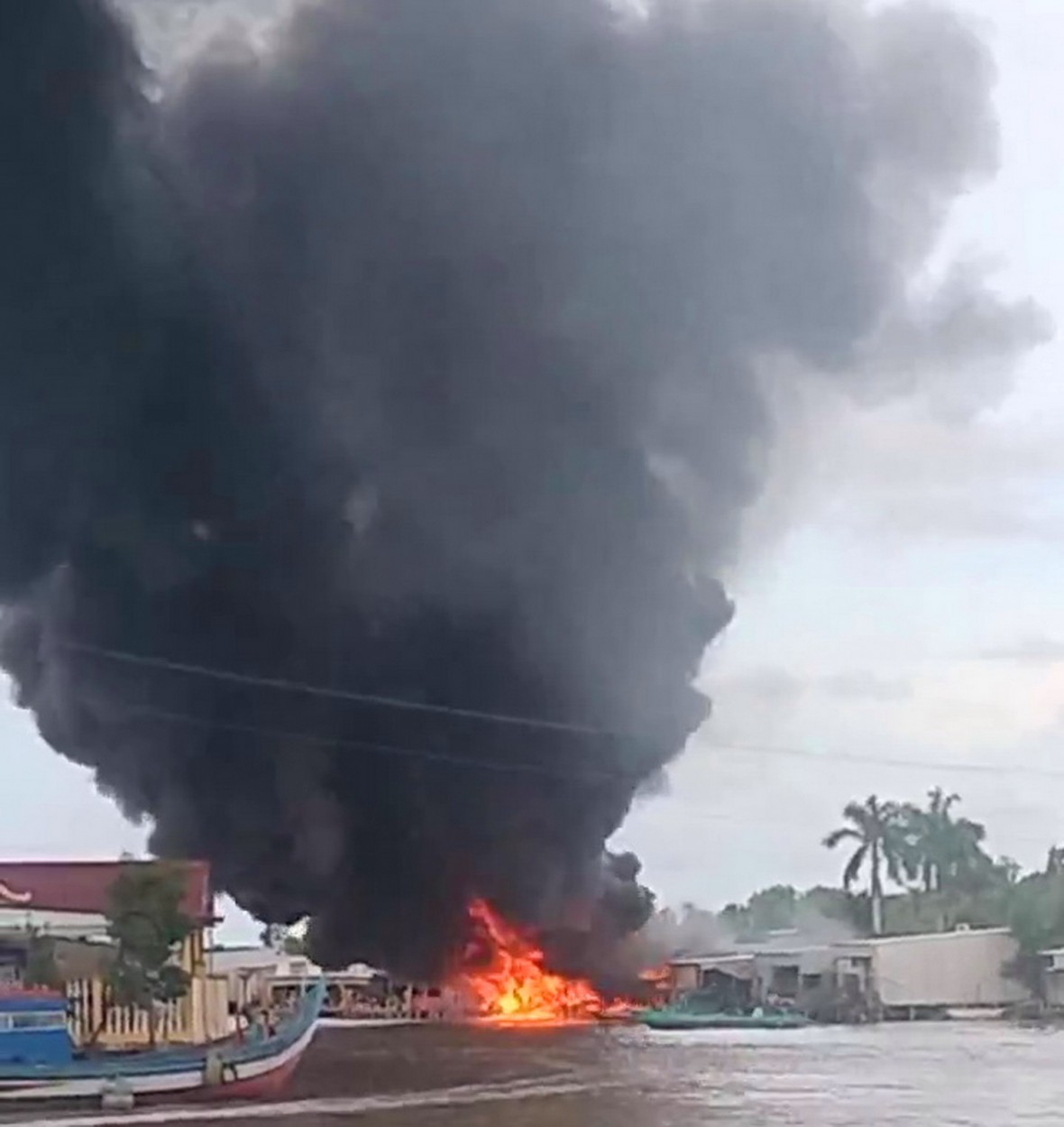 Cháy cơ sở kinh doanh xăng, dầu ở Đất Mũi Cháy cơ sở kinh doanh xăng, dầu ở Đất Mũi