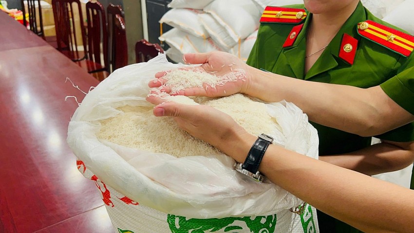 Tính đến ngày bị bắt, tổng lượng Gạo ST 25 Lúa - Tôm nhãn hiệu Gạo Ông Cua giả do Phạm Thị Ánh Tuyết, Nguyễn Thị Bình đã bán ra thị trường là 17,3 tấn. Tính đến ngày bị bắt, tổng lượng Gạo ST 25 Lúa - Tôm nhãn hiệu Gạo Ông Cua giả do Phạm Thị Ánh Tuyết, Nguyễn Thị Bình đã bán ra thị trường là 17,3 tấn.