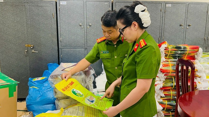 Lực lượng chức năng thu giữ hơn 38.000 chiếc bao bì các loại, cùng máy ép nhiệt hàn miệng túi, máy khâu miệng túi, cân trọng lượng. Lực lượng chức năng thu giữ hơn 38.000 chiếc bao bì các loại, cùng máy ép nhiệt hàn miệng túi, máy khâu miệng túi, cân trọng lượng.