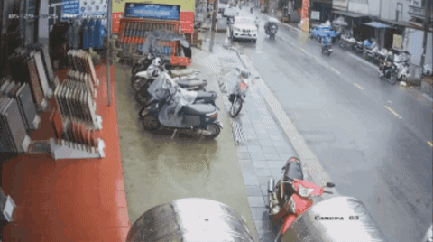 Ô tô mất lai gây tai nạn liên hoàn khiến 1 bé gái tử vong tại chỗ