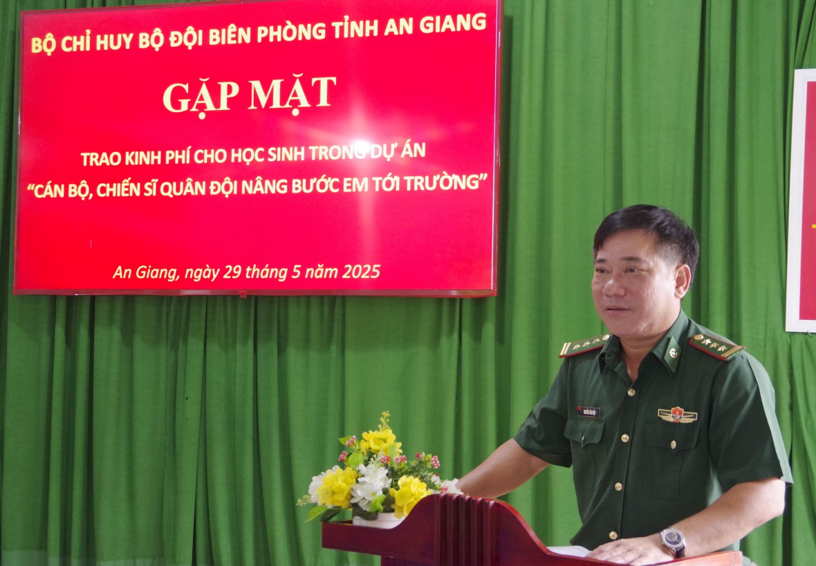 BĐBP tỉnh An Giang trao kinh phí cho học sinh trong Dự án “Cán bộ, chiến sĩ Quân đội nâng bước em tới trường”