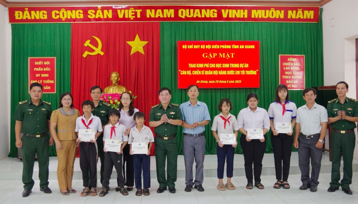BĐBP tỉnh An Giang trao kinh phí cho học sinh trong Dự án “Cán bộ, chiến sĩ Quân đội nâng bước em tới trường”