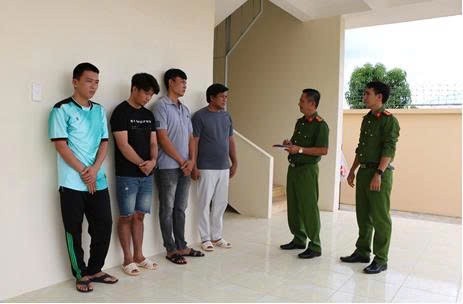 Triệt phá vụ vận chuyển trái phép máy gặt đập liên hợp từ Campuchia về Việt Nam