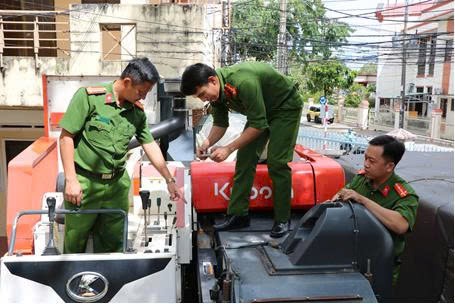 Triệt phá vụ vận chuyển trái phép máy gặt đập liên hợp từ Campuchia về Việt Nam