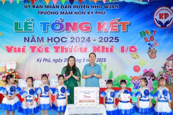 Lãnh đạo tỉnh Ninh Bình thăm, tặng quà thiếu nhi
