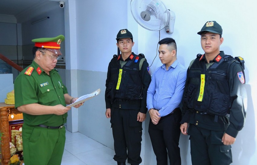 Cơ quan CSĐT Công an tỉnh đọc lệnh bắt đối tượng Mai Xuân Tưởng