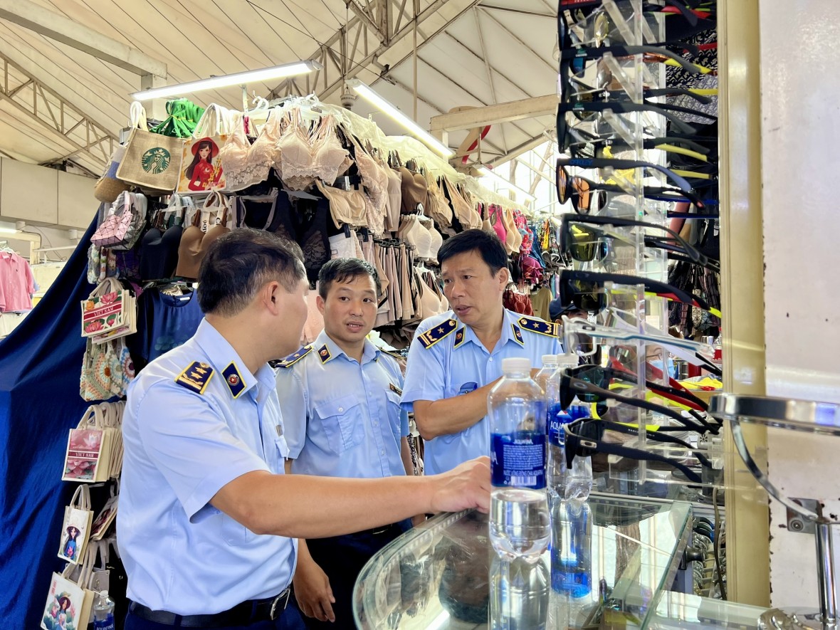 Lực lượng chức năng kiểm tra quầy mắt kính. Lực lượng chức năng kiểm tra quầy mắt kính.